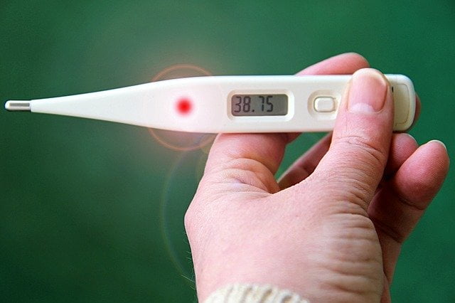 病気、体温計で熱を測る